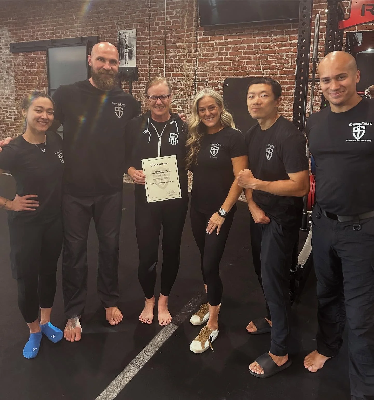 We are so proud to say that Joyce is a coach at our gym 🥳 She attended the @strongfirst body-weight certification (SFB) this weekend where she was challenged with: chin-up / flexed arm hang, pistol squat and the one-arm push up. She passed 2 out of 