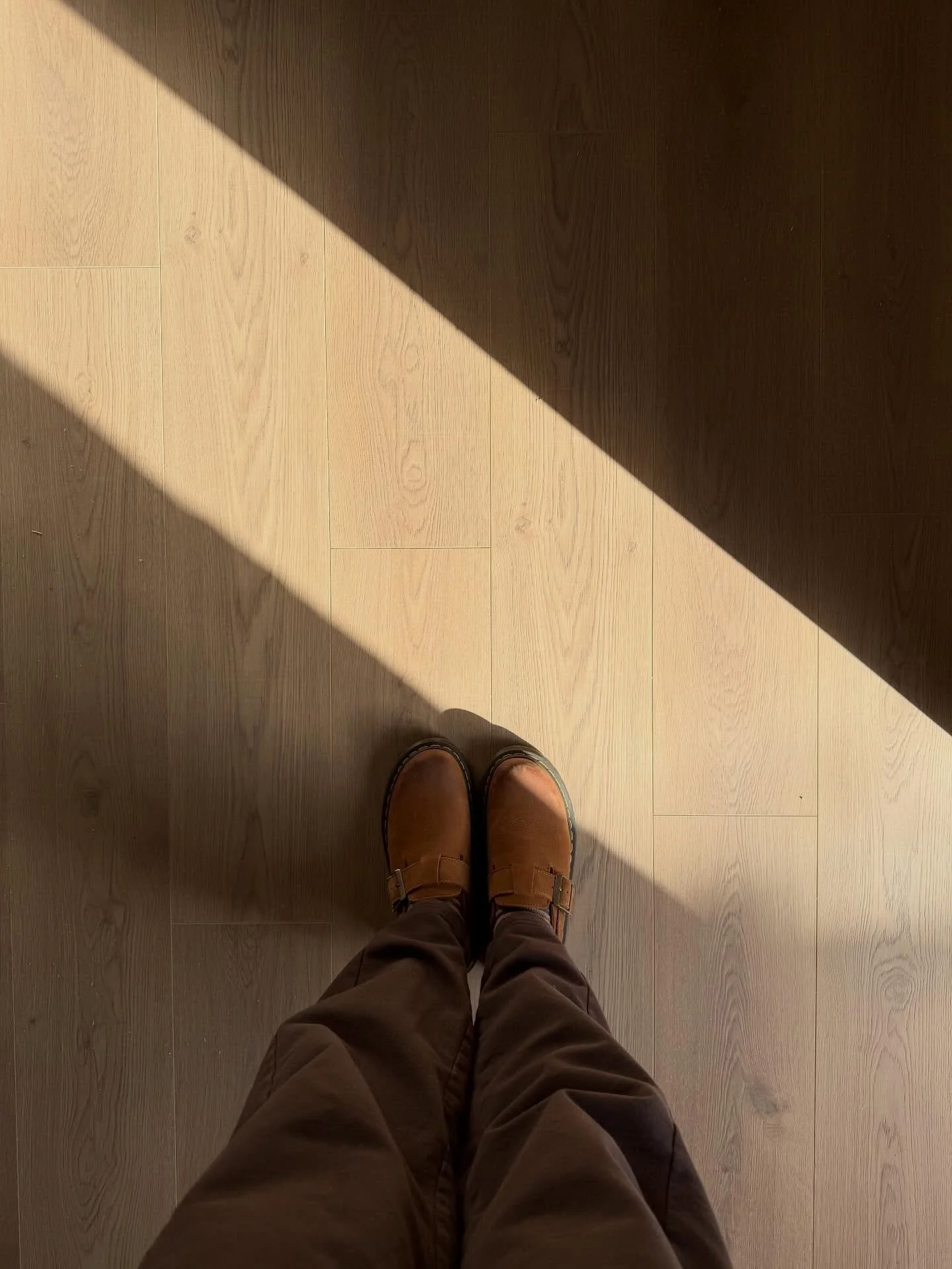 C&rsquo;est fou comme un simple sol peut changer toute l&rsquo;&eacute;nergie d&rsquo;un m&ecirc;me pi&egrave;ce 🥹 

C&rsquo;&eacute;tait tellement important pour nous d&rsquo;avoir des sols de qualit&eacute;, esth&eacute;tiques et durables ❤️ c&rsq