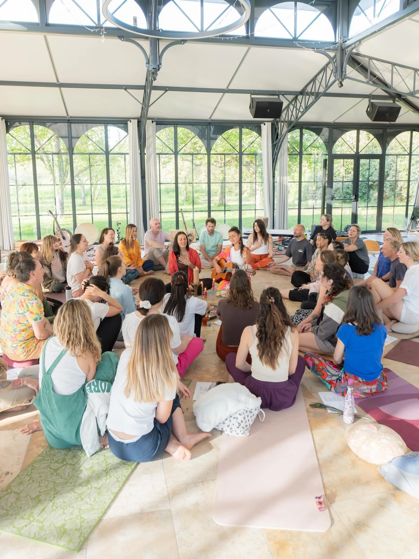 VIVANT 💚 cette co-creation divine avec ma douce-soeur @kellyaura_music ☀️

C&rsquo;est remplie d&rsquo;&eacute;motions que je replonge dans ces 4 jours suspendus &agrave; c&eacute;l&eacute;brer le vivant et &agrave; se laisser traverser par la VIE. 