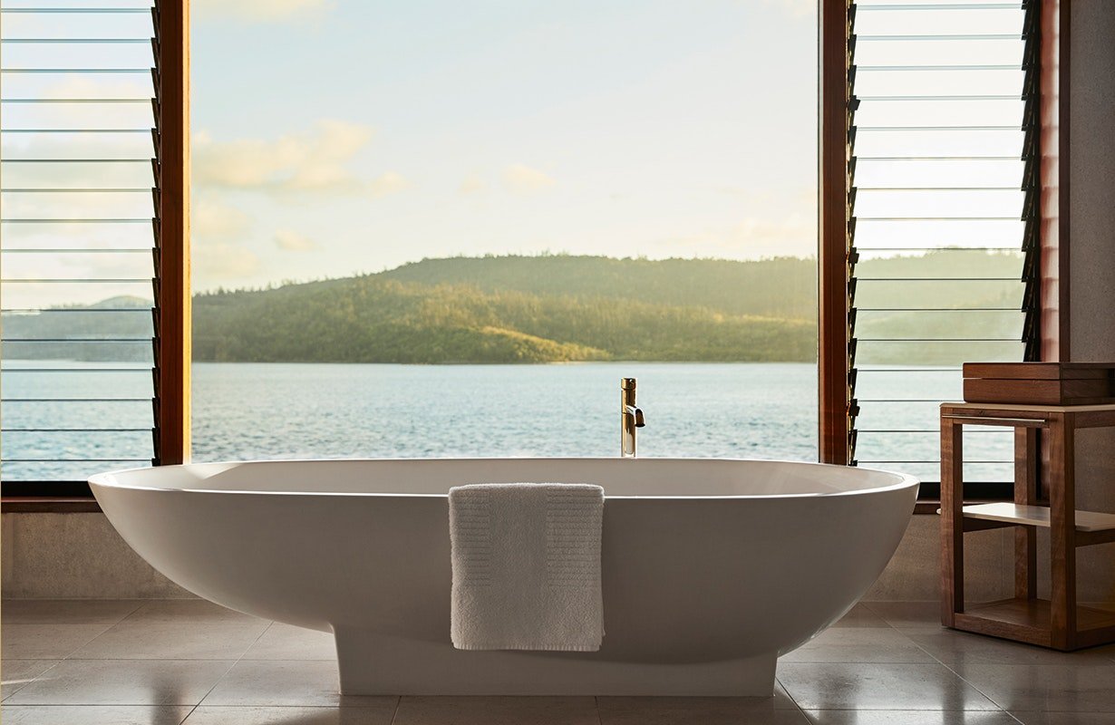 qualia-resort-Windward-Pavilion-bathroom-views-landscape.jpg