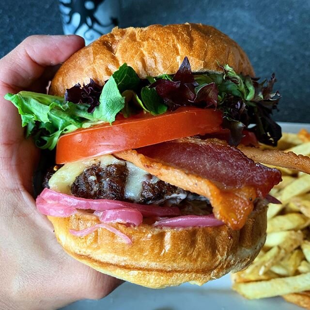 ... it&rsquo;s pretty much a salad... lettuce 🥬, tomato 🍅... real bacon bits 🥓 , fresh baked... croutons. Okay, okay, fine... it&rsquo;s a delicious burger 😉
.
Dairy Lane Takeout kicks off at 4pm! Hit the link in our bio to preorder a burger... o