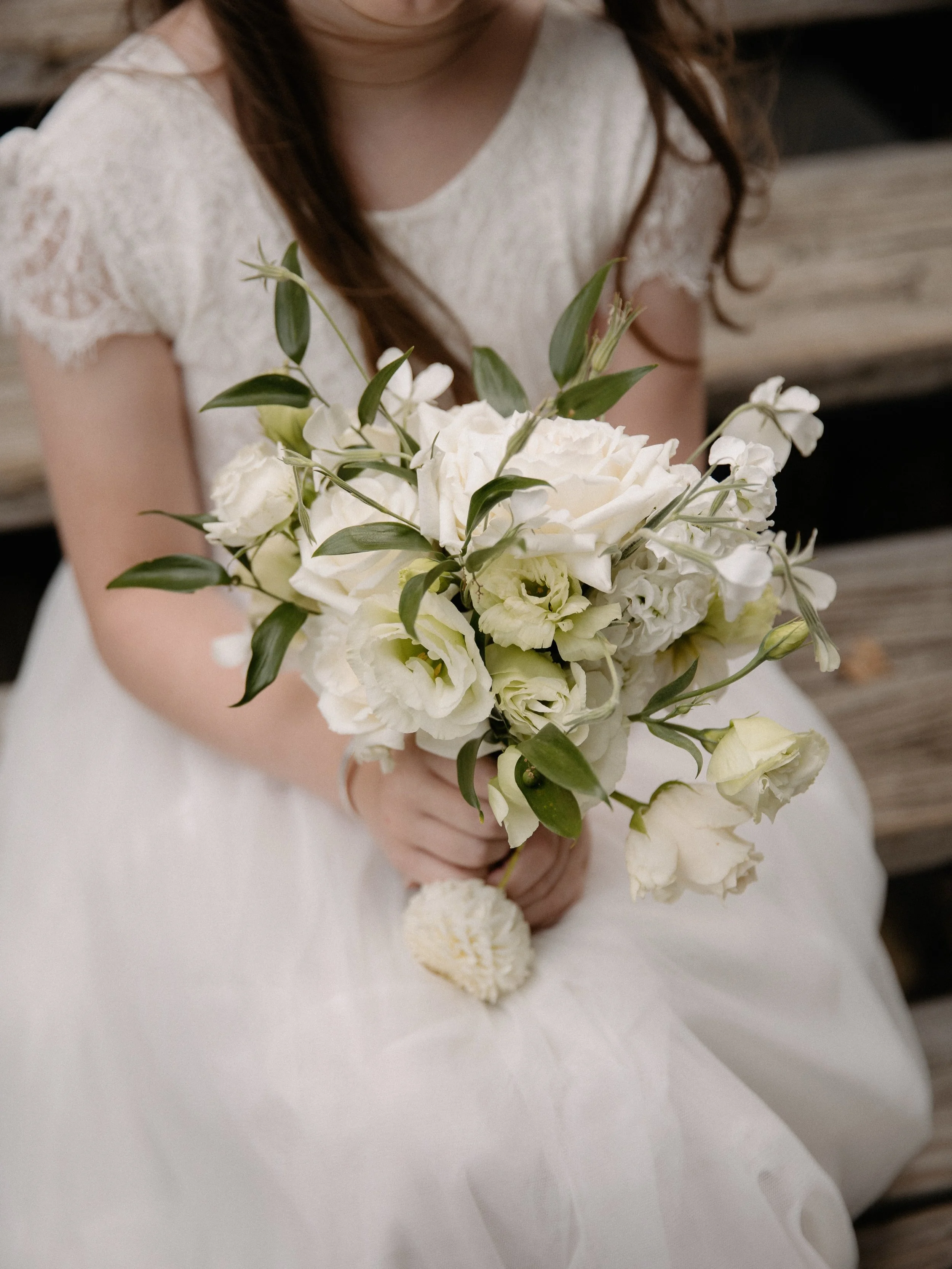 Soft whites, delicate movement, and just enough green to keep everything feeling fresh and effortless 🤍

For Kelly&rsquo;s bouquet, I used layers of garden-style roses, lisianthus, dahlias and textural seasonal blooms for that loose, romantic shape 