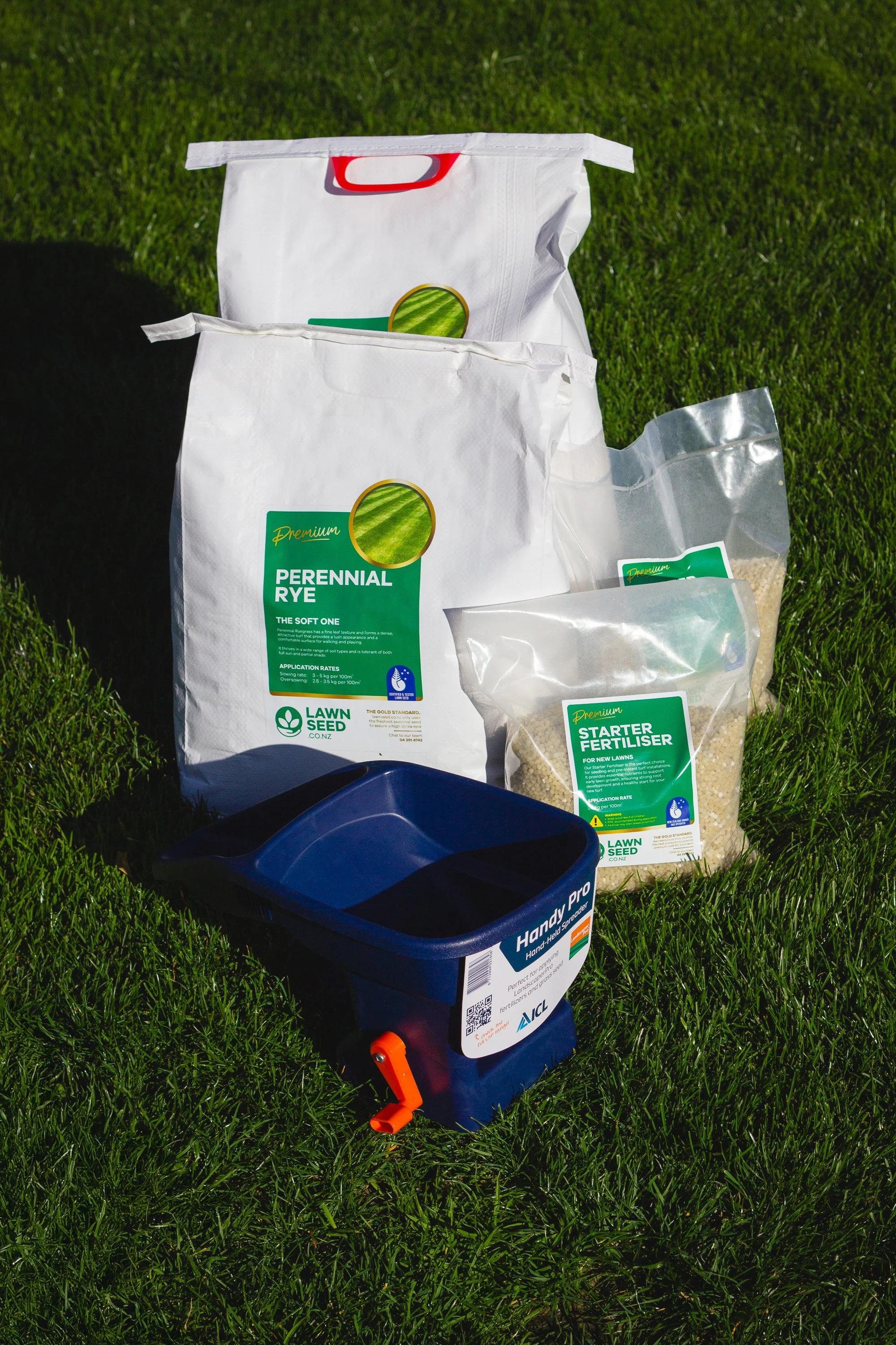 Lawnseed Perennial Rye 10kg Bag Sarter fertilsier 5kg Bag plus hand spreader.jpg