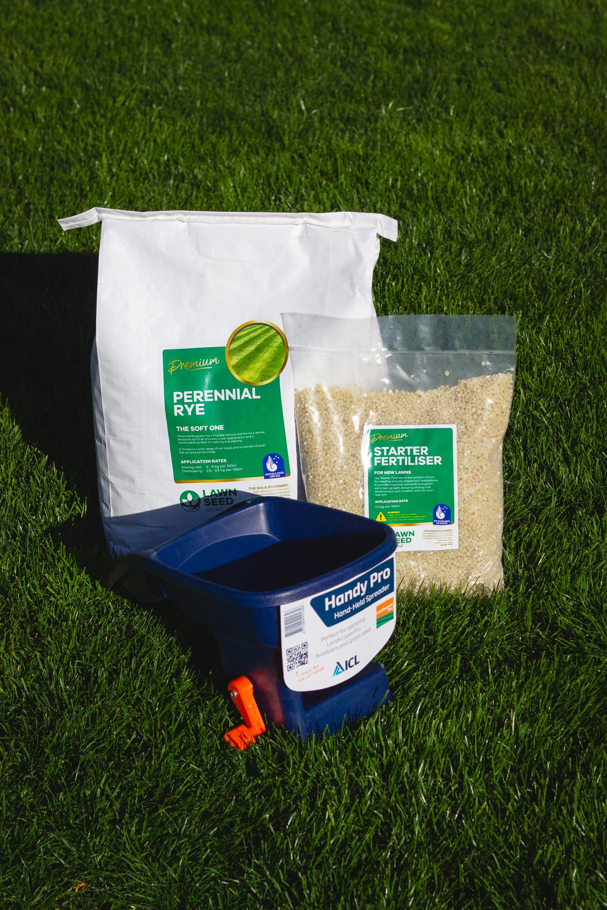 Lawnseed Perennial Rye 5kg Bag Sarter fertilsier 2.5kg Bag plus hand spreader.jpg