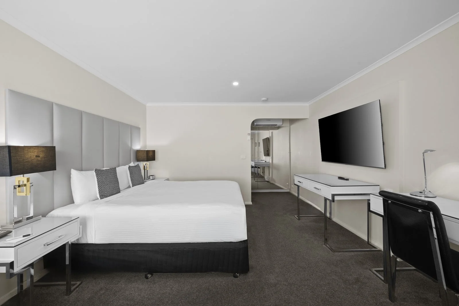 the-carrington-accommodation-hotel-shepparton-deluxe-king-indi-hotels-6.jpg