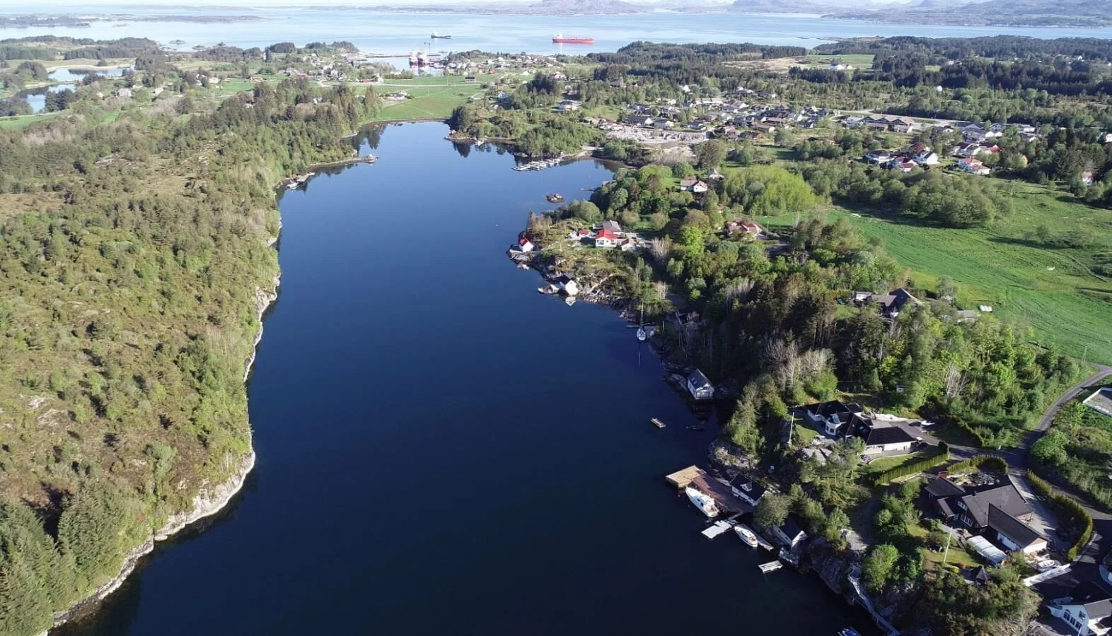 Austrheim: Tomt for fleire bustader til sals