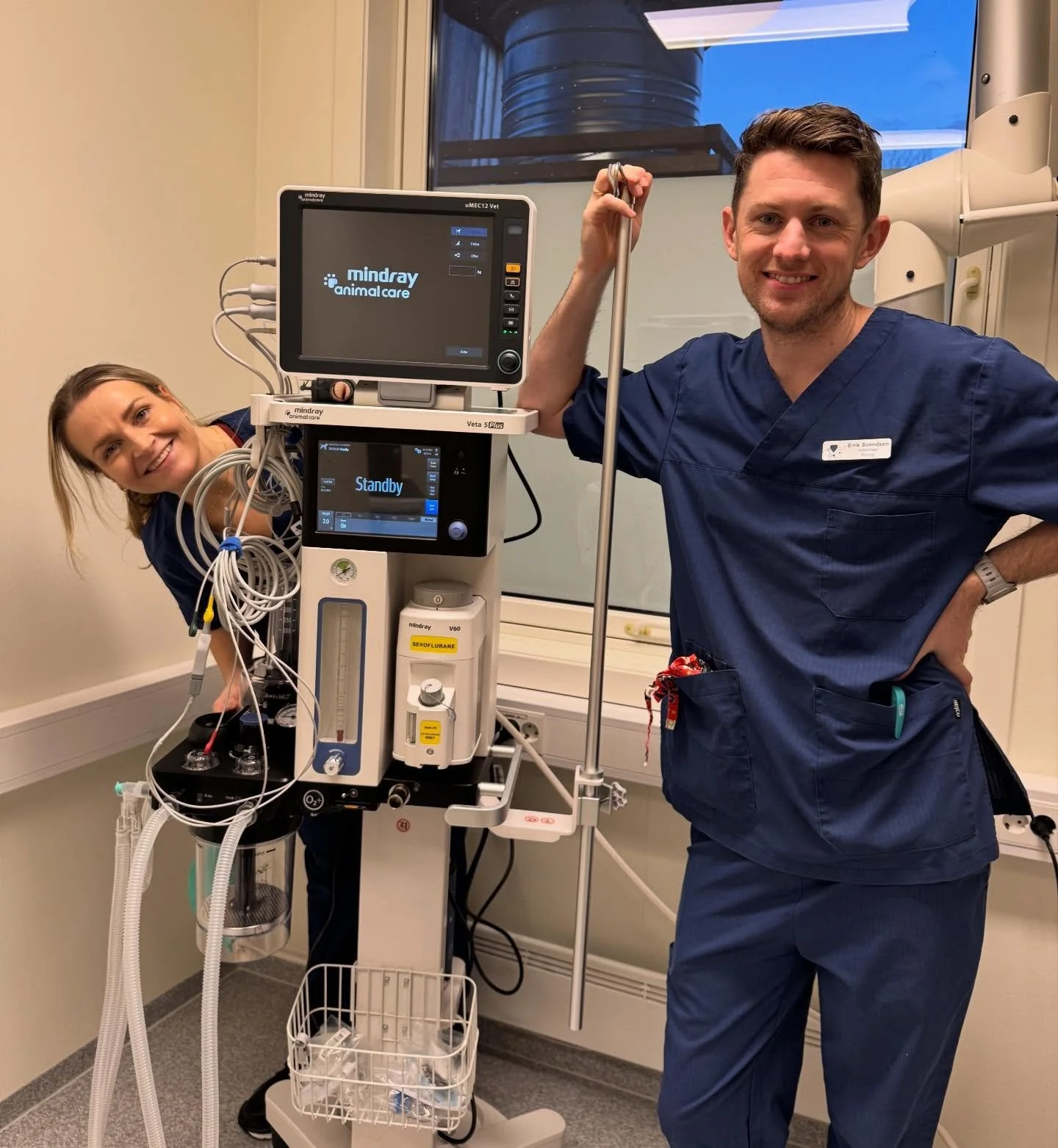 Julaften kom tidlig p&aring; klinikken i &aring;r! 🎄🎁 Vi har f&aring;tt oss nytt og bedre anestesiapparat og overv&aring;kningsmonitor. Disse to er minst like begeistret som en katt som f&aring;r arve pappeskene julegavene kom i!😻