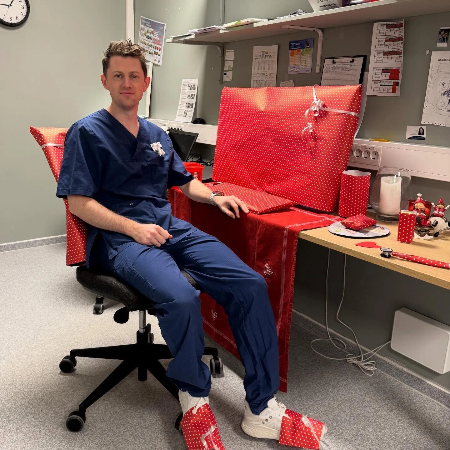 Rampenissen har v&aelig;rt p&aring; kontoret i natt og rampa for Eirik! 😏 Eller var det Merethe og Kristine som blei igjen p&aring; frivillig overtid i g&aring;rkveld? Ut i fra bildene ser de veldig uskyldig ut😇