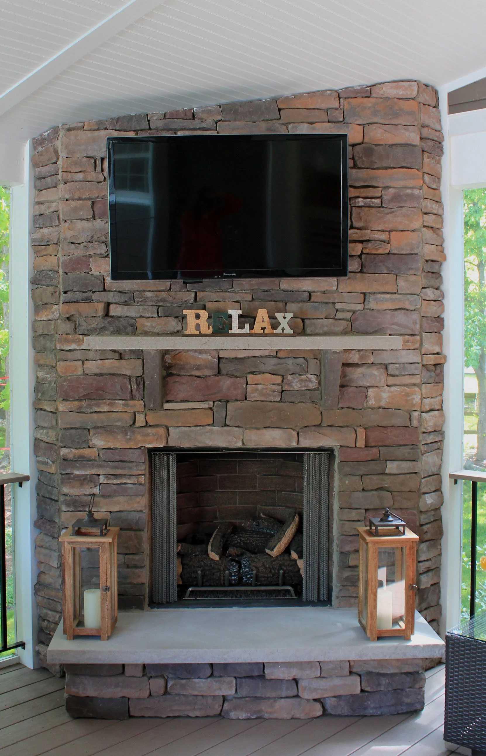 OUTDOOR LIVING