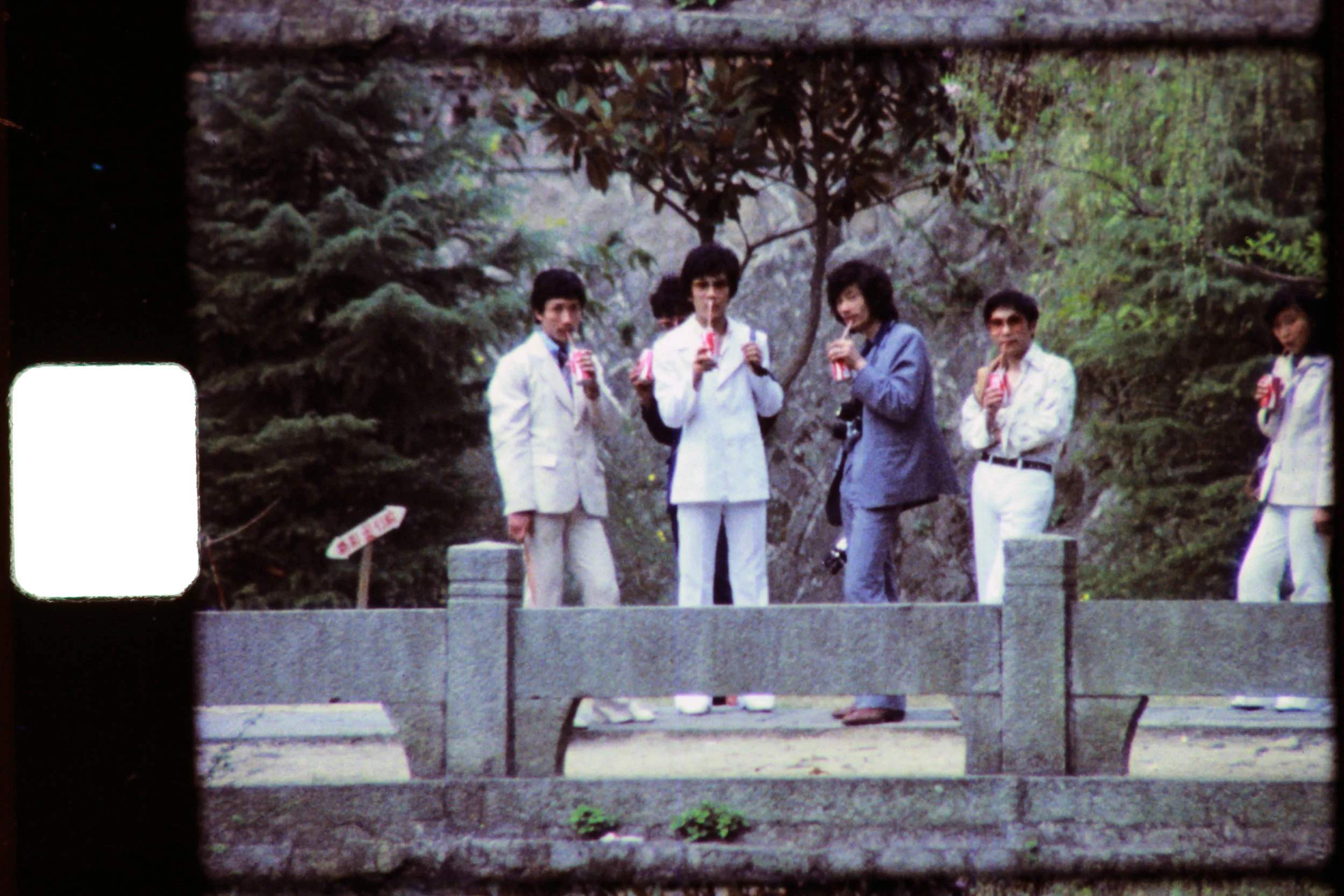Des hommes buvant du Coca-Cola