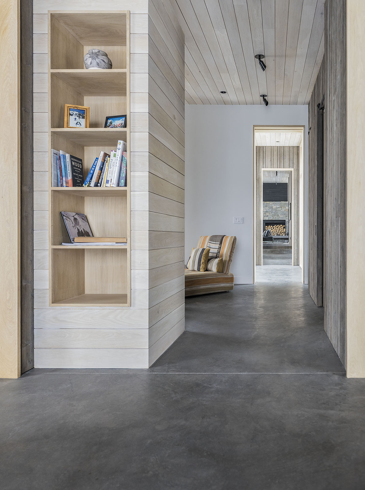 Key-elements_Old Pond_hall_1600.jpg