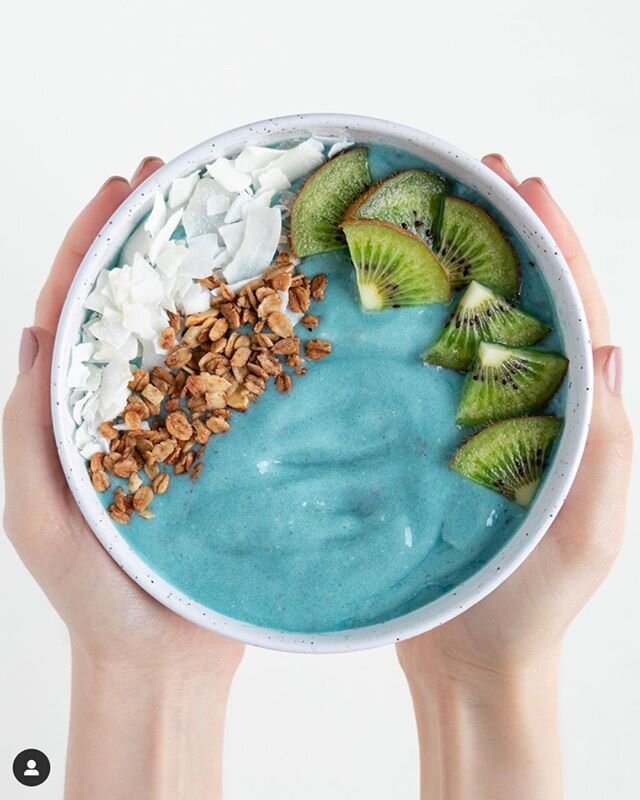 Thanks to @purelykaylie for the amazing looking blue kiwi smoothie bowl 
We cannot wait to try it 
#report 
blue kiwi smoothie bowl! 🦋🥝✨ It&rsquo;s a blend of banana, kiwi, blue spirulina, hemp seeds, and coconut milk. Get the easy recipe below!
-
