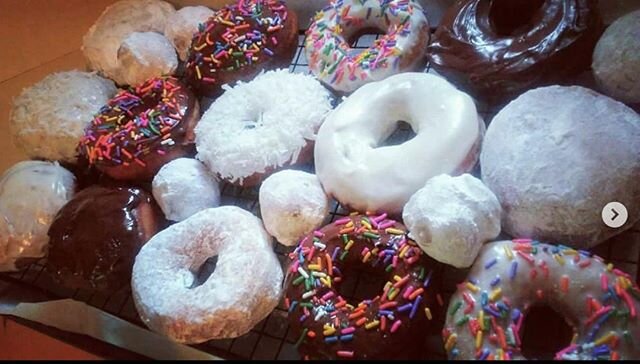 MMMMMMmmmm Doughnuts - coconut doughnuts 
Perfect for a Saturday treat 
#repost 
Thanks to  @sweettreatsbysteph88

#homemade #donuts #yeast #bakerofinstagram #baker #bakedfromscratch #sprinkles #coconut #powdereddonuts #chocolateglaze #vanillaglaze #