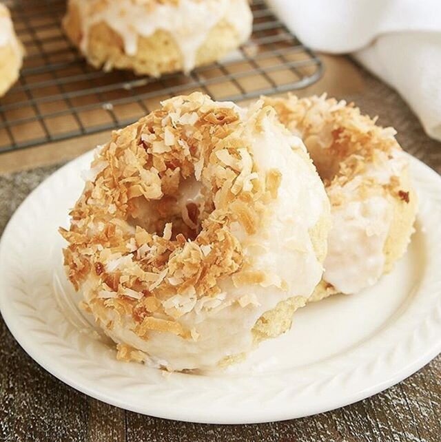 WOW @bakeorbreak doughnuts look amazing 
I know its Monday and we should be good but, 
COME ON LOOK AT THESE BEAUTIES

#repost

Are you Team Coconut? If so, then let me introduce you to these amazingly delicious Toasted Coconut Cake Doughnuts.⁣⁣
⁣
Ta