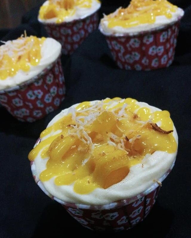 Mango and Coconut cupcakes for the weekend, I think this is the best idea every 
Thanks to @confetti_n_cream

#repost

NEW CUPPIES FLAVOR ALERTTT!!❤ TROPICAL MANGO TANGO CUPPIES! Creamy Coconut Cupcakes filled with Mango Lime Curd topped with Coconut