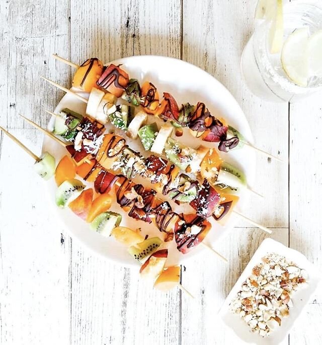 Some fruit kebabs sprinkled with coconut for a Sunday 
#repost

Thanks to @mmmikser
FRUIT KEBABS 🍡🍌🍋
Voćni ražnjići 
#Repost
____________________
🍡🍡🍡🍡🍡🍡🍡🍡🍡🍡🍡🍡🍡
#fruit #chocolate #fruity
#coconut #voceicokolada #snack #chocolateaddict 