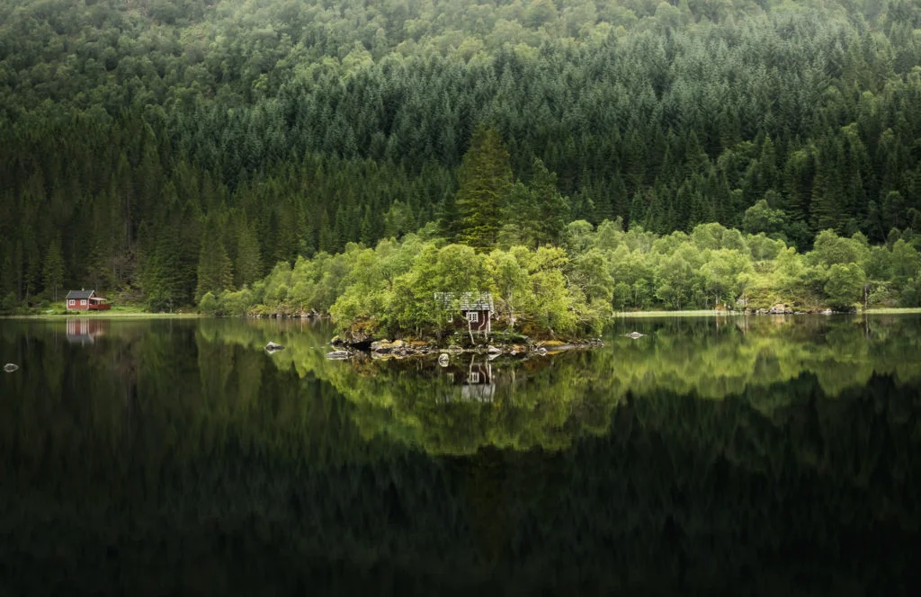 Juvatnet-isolated-house-on-island-1024x664.jpg