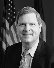 220px-Tom_Vilsack%2C_official_USDA_photo_portrait.jpg