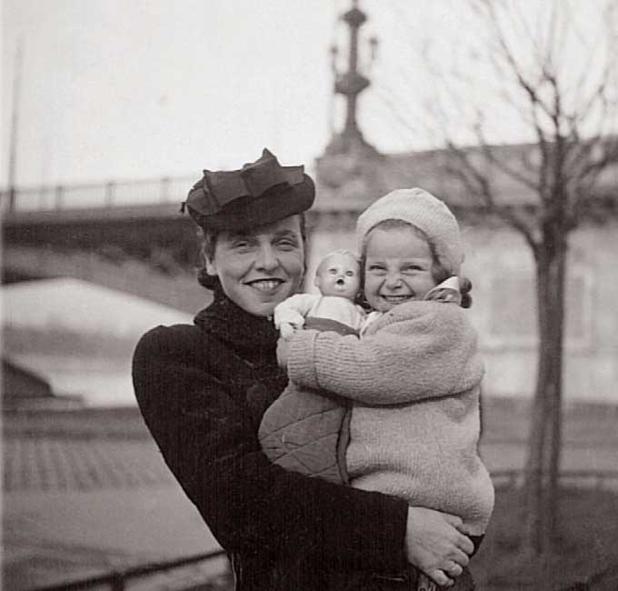  Vera and her mother in Budapest 