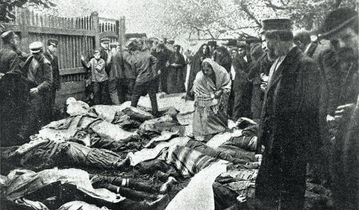  Corpses of the Jews killed in the 1904 Bialystok pogrom laid down outside the Jewish hospital. (Wikimedia) 