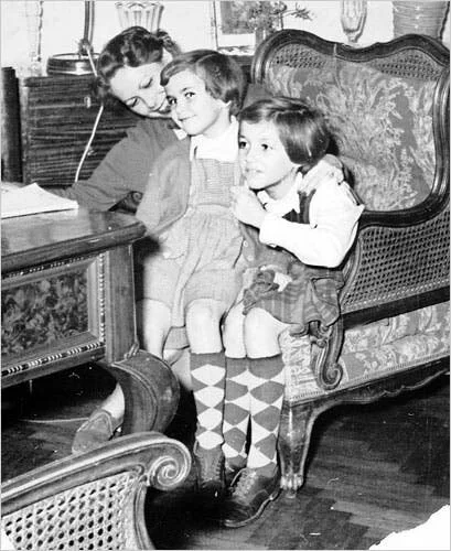 [Kati, center,with mother Ilona and sister]