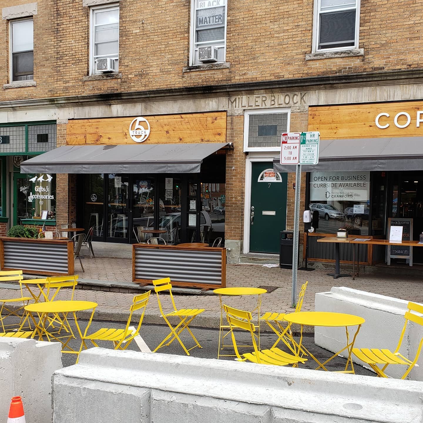 New parklet + tables &amp; chairs = perfect place to enjoy a cup of coffee from @track5coffee!

#cranford #downtowncranford #cranfordnj