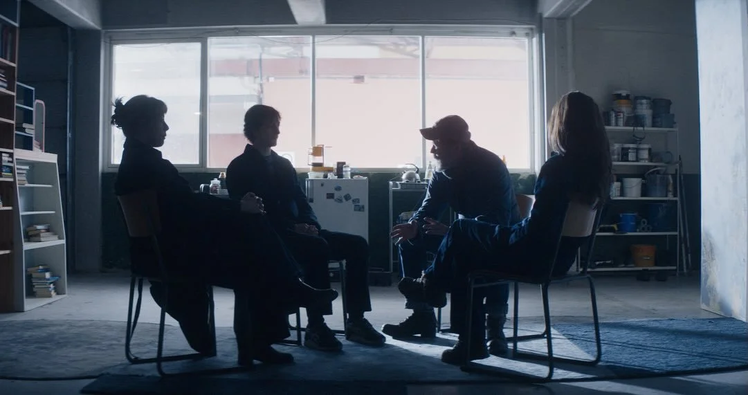 Stills fra &laquo;Du skal aldri m&oslash;te faren din igjen&raquo;

Regi: Daniel Arnt Nilssen 
Manus: Erlend Harr
Produsent: Len&eacute;a Elise Paulsen
Fotograf: Haldor Jon
Produksjonsdesign: Billie Cejka Risnes
Klipper: Erik Harboe
Lyddesigner: Audu