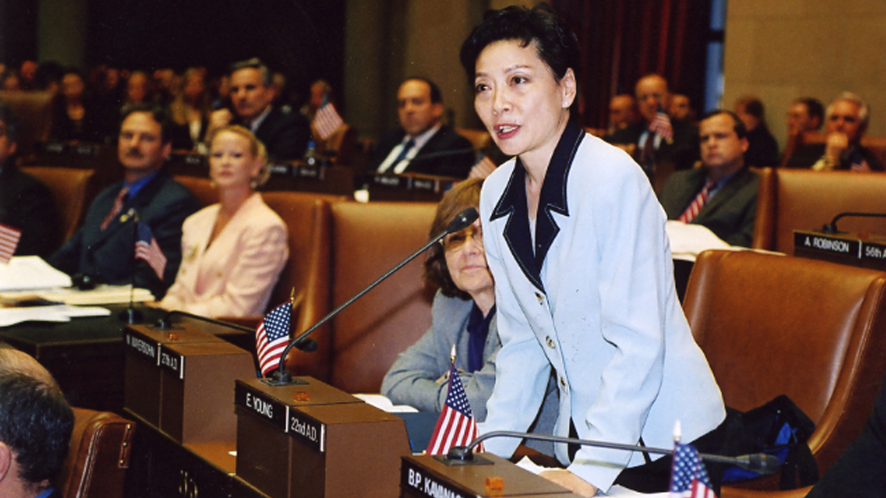現任紐約州最高法院律師懲戒委員楊愛倫，曾於2008年6月19日擔任代理議長，主持紐約州衆議院的全體會議。圖片來源：楊愛倫美國諮詢公司