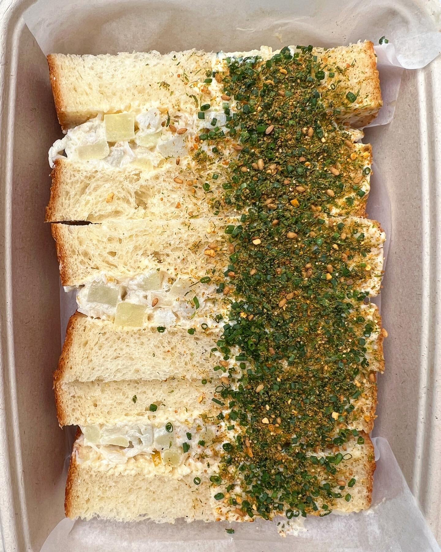 Nothin&rsquo; shabby about this crabby! Rain or shine, we&rsquo;re on snack duty all weekend long, so come see us before you spend the day inside!! 
Cali Dungeness 🦀 , 🥔 salad, 🧄-crab fat mayo, shichimi yuzu togarashi on Breadbelly milk bread 🍞. 