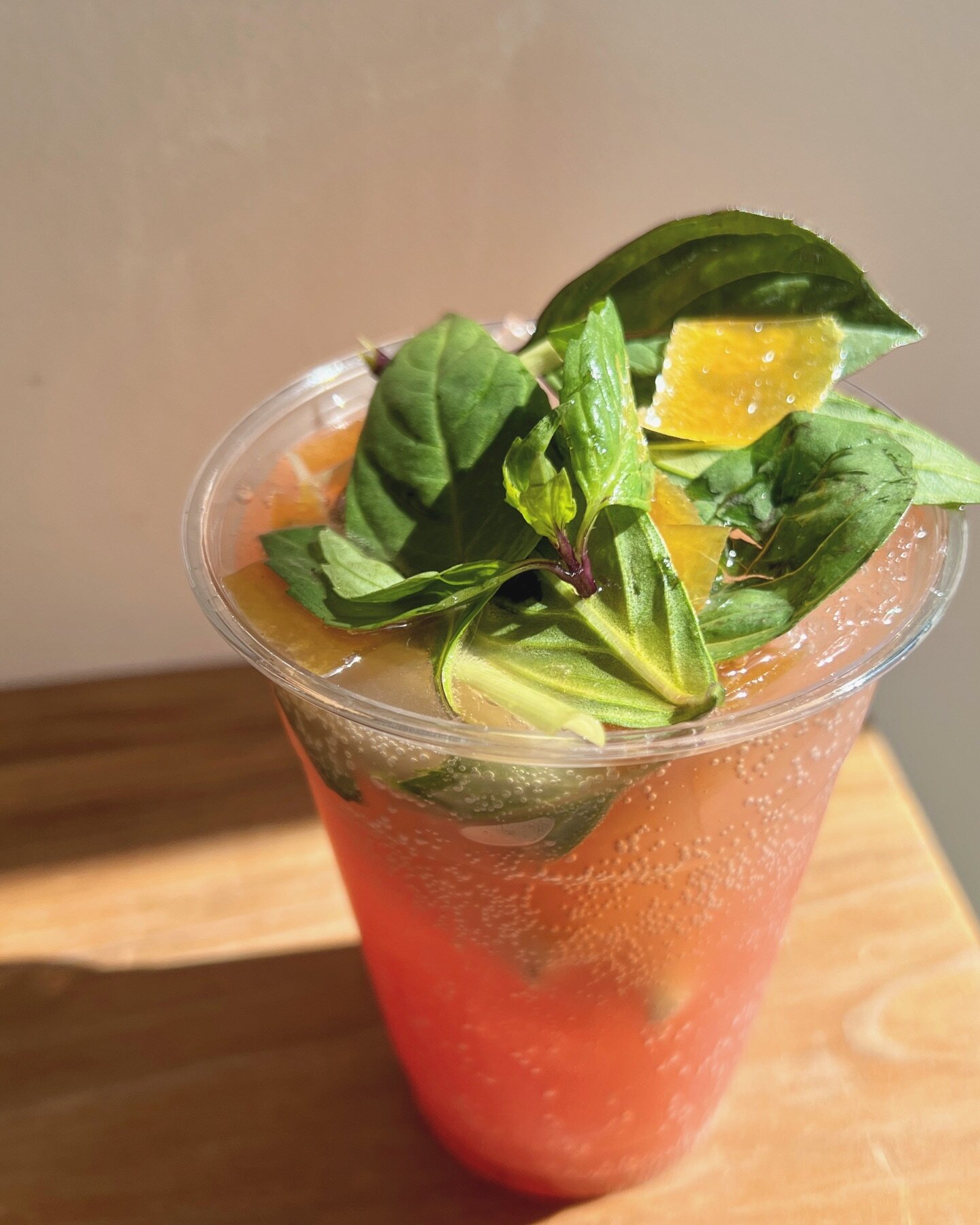 Happy Sunday Breadbelly Fam 🙂💚
3-day weekends are the best.

🤳: Grapefruit Fizz! 
Freshly squeezed grapefruit juice, muddled lemongrass, Thai basil, &amp; preserved grapefruit peel. Topped with ginger beer 🤌🍊🍹🌴