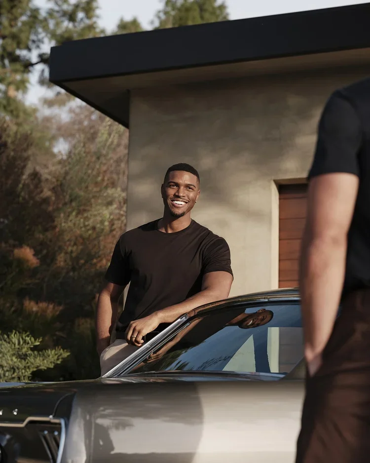 TCT_4023_4718_Short-Sleeve-Classic-Pima-Crew_NAVY_Straight-Fit-Twill-Chino_DARK-OAK_Medium_Editorial_2025_MAR_0218_on9itm.webp