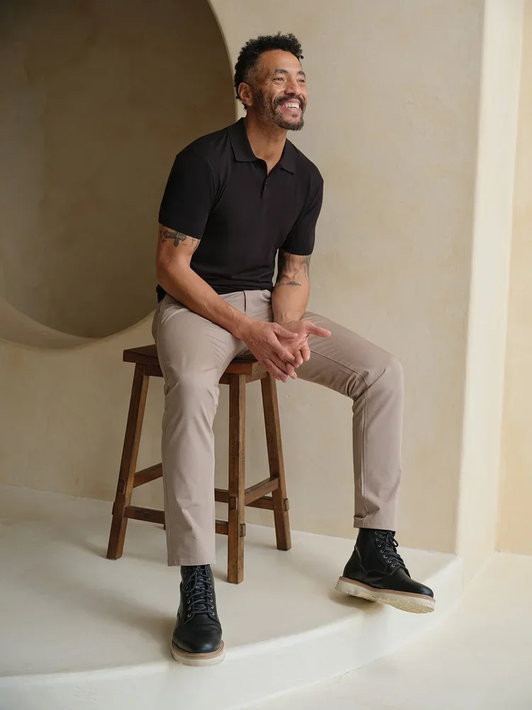 TCT_4022_4718_Short-Sleeve-Sweater-Polo_BLACK_Straight-Fit-Twill-Chino_KHAKI_Medium_Editorial_2025_JAN_082_yld5b2.webp