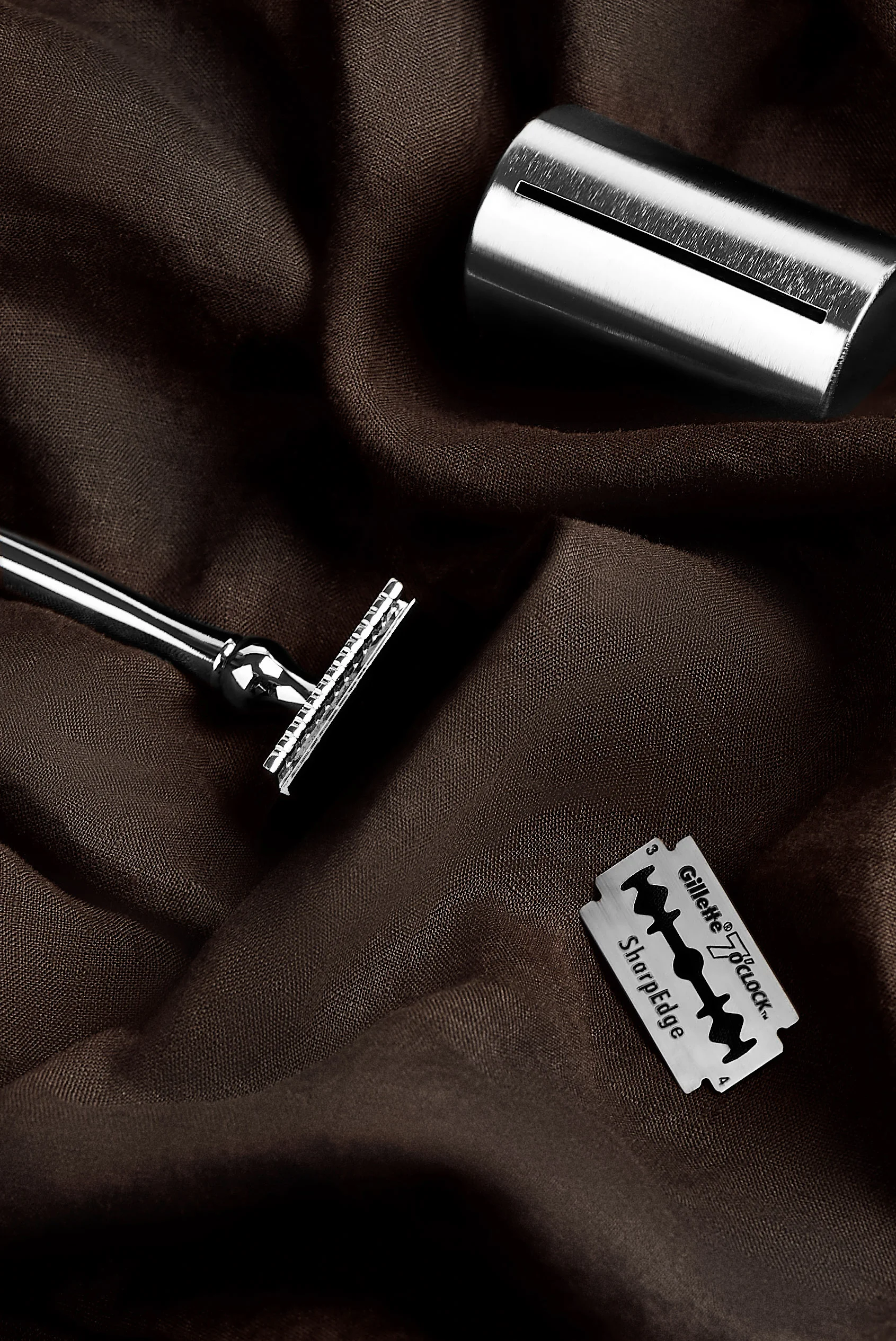 double edge safety razor tin box and razor blade.jpg