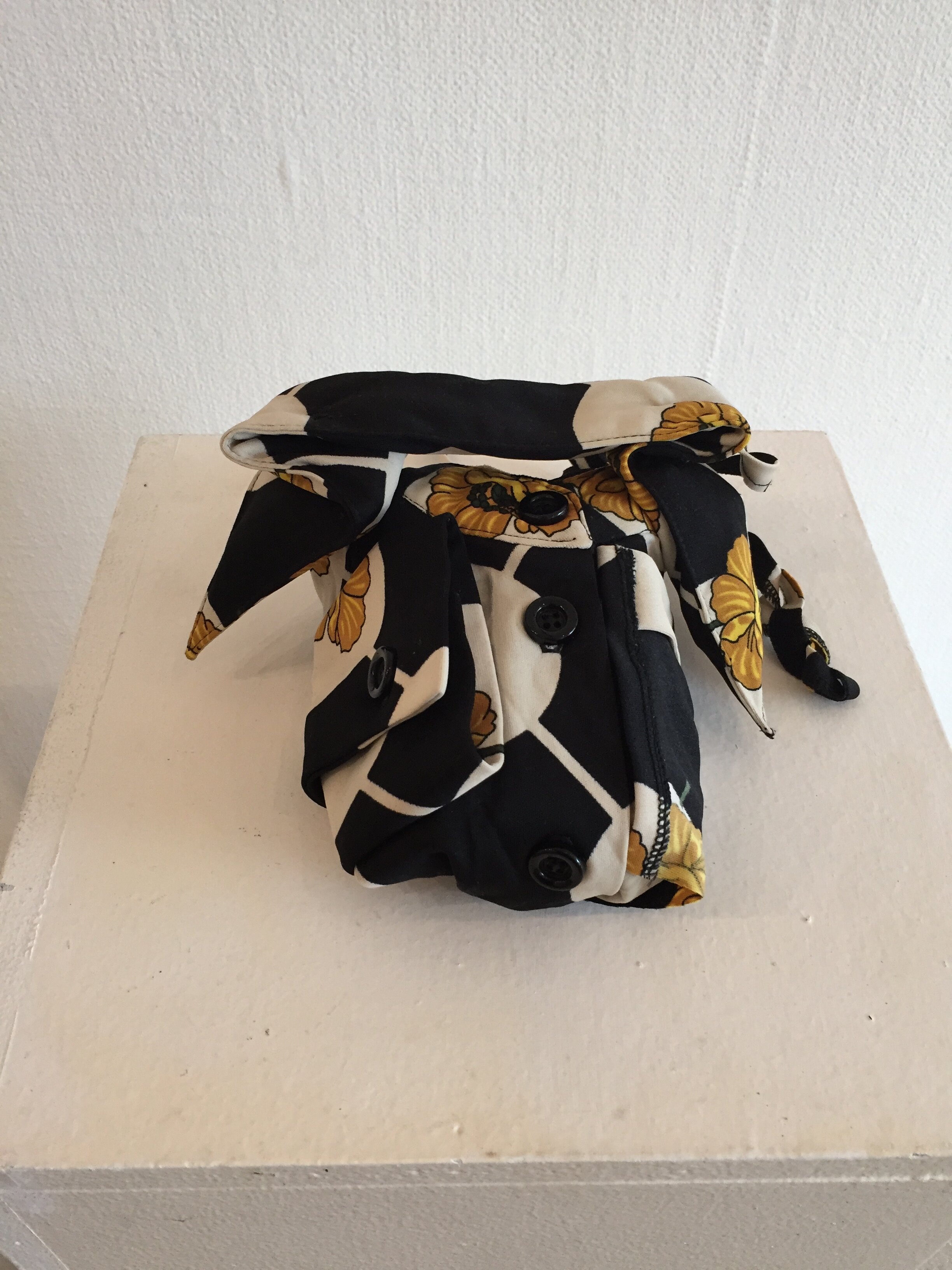 Flowershirt Phone / tekstile, wire / 10 x 22 x 17 cm / 2019 