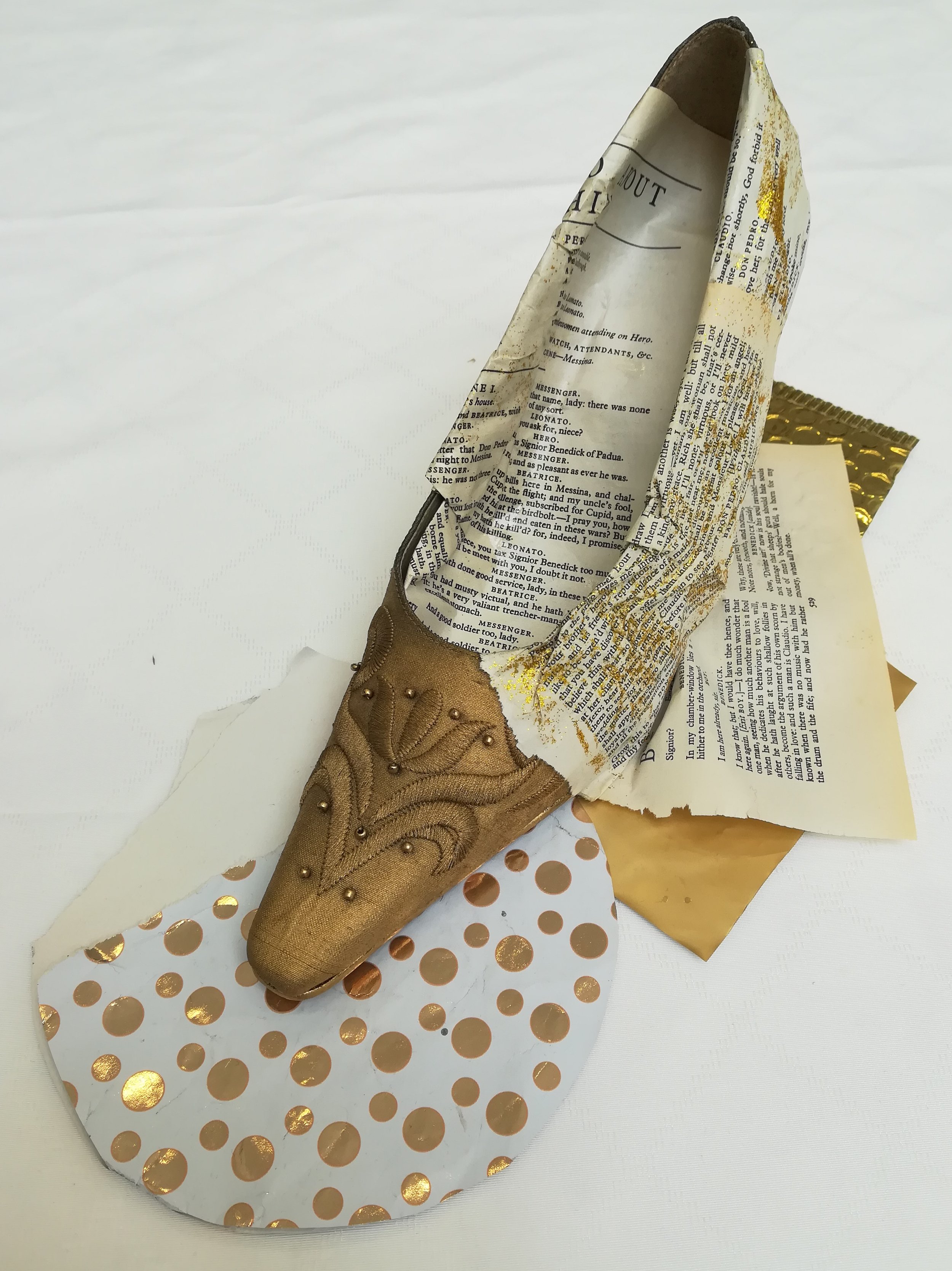 Golden Liberty Shoe, Much Ado About Nothing / Shoe, theatre play, paper, golden spray / 16 x 13 x 40 cm / 2021
