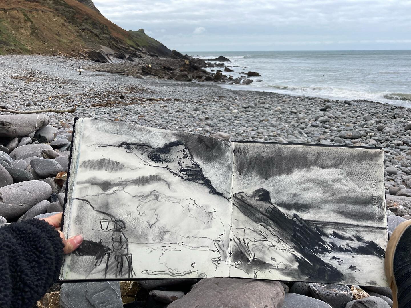 More sketching in Cornwall. Thanks @_sarareedartist for sharing your favourite places with me! 

.
.
.
.
.
#sketchbook #artofinstagram #charcoaldrawing #pleinair #landscapes #cloudscape #markmaking #cornwall