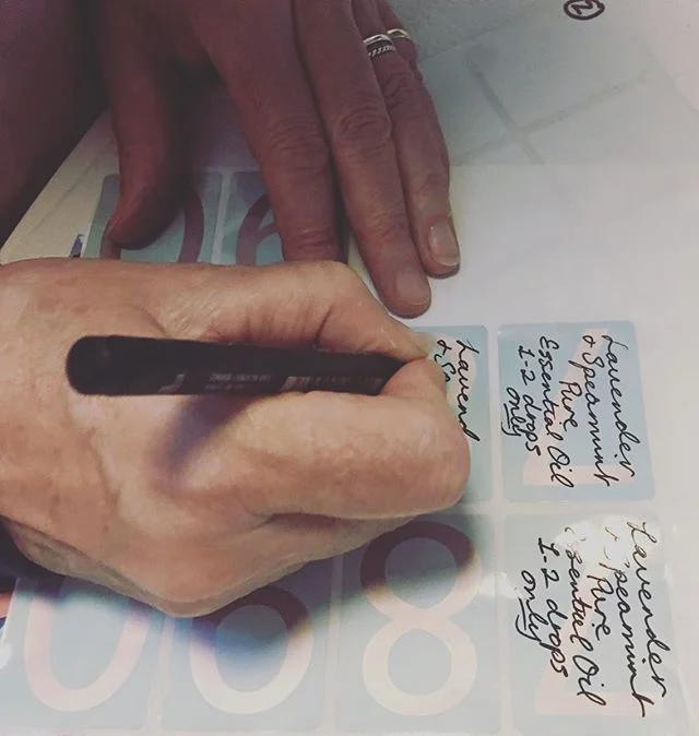 My essential oil guru 🧘&zwj;♀️ #glendataylor hand writing labels for the special #mariposayogaretreats essential oil blend. That&rsquo;s the detail we enjoy giving our students🙏🏻
Link on bio 👆🏻 #franbymariposayogaretreats #angelicolife #cararaoc