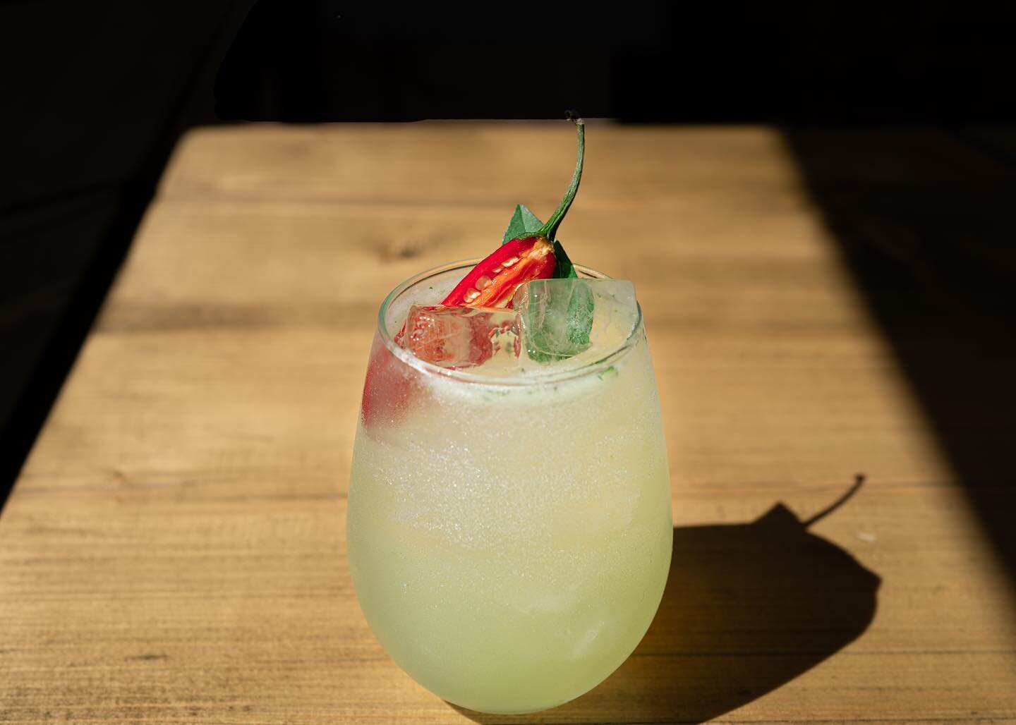 What time is it? Cocktail time! 🍹🎉☀️ Lemongrass Collins pictured - vodka, lemongrass, Thai basil, fresh lime juice and chillies. Essential Thai flavours in a glass 👌
.
.
.
#LeatherLane #Clerkenwell #LondonEats #LondonFood #londonrestaurants #Londo