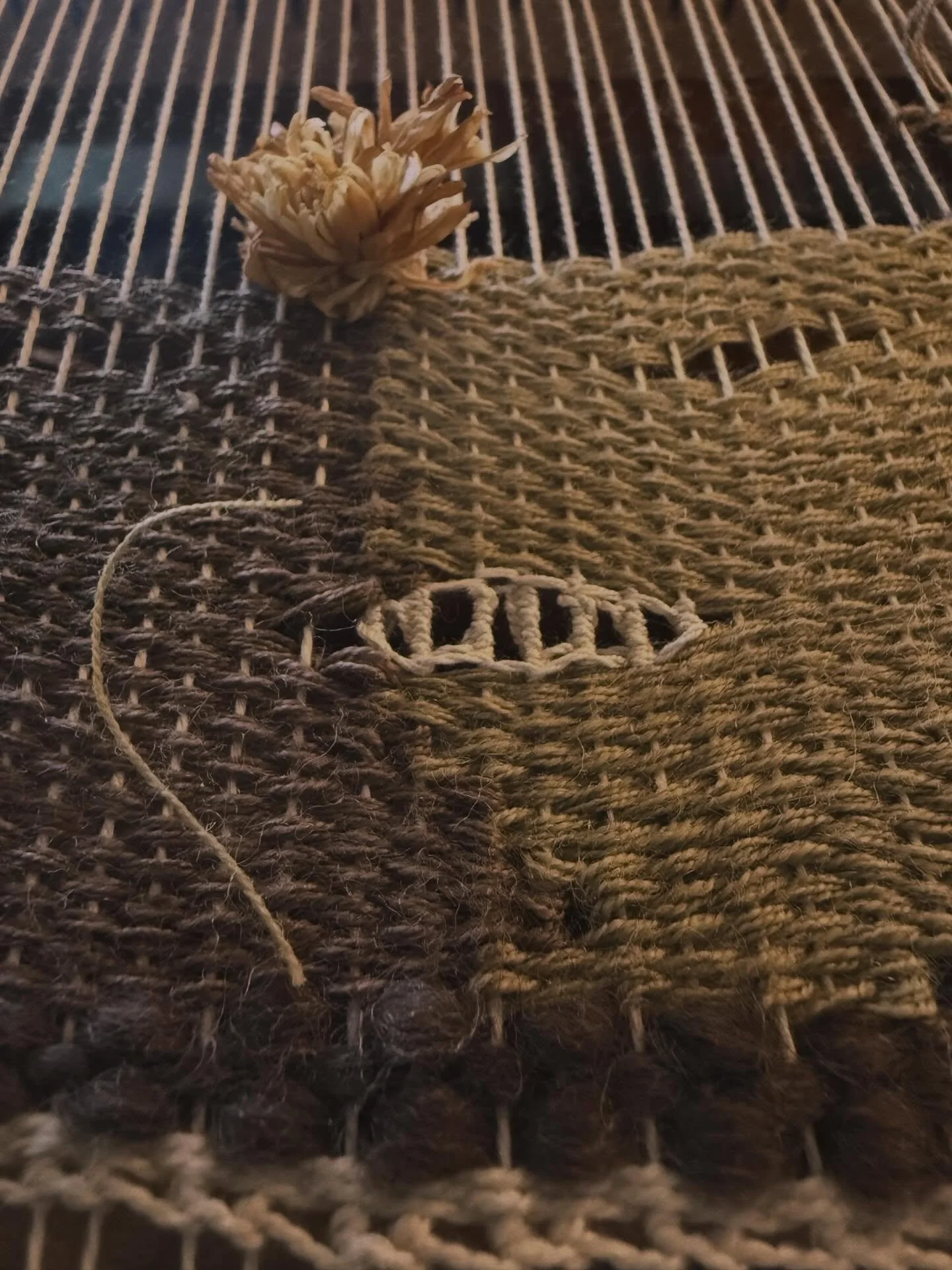 Play 00011

Hours pass, counted threads cross
Wrapping, holding, tightening, pulling - tension exposing emptiness 
Breathing sighs within the knot

#phenomenology 
#practiceledresearch
#studioprocess
#therapeuticartspractice
#ecologyandart

Leuca Jan