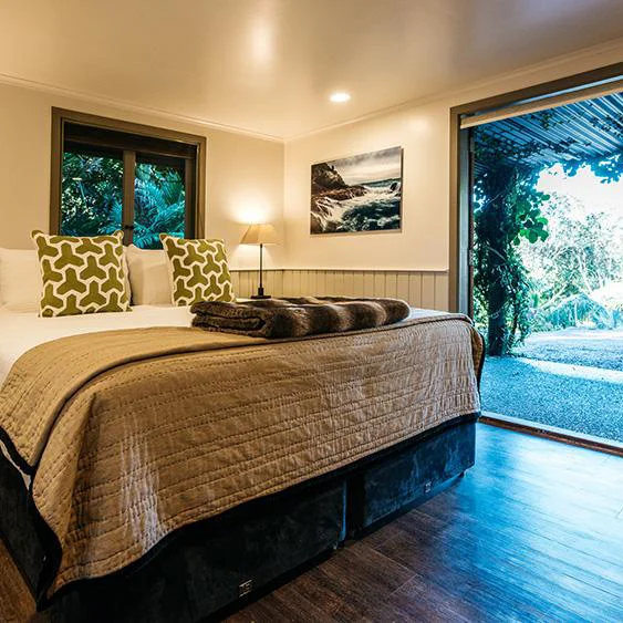 Room02-PalmBeach.jpg