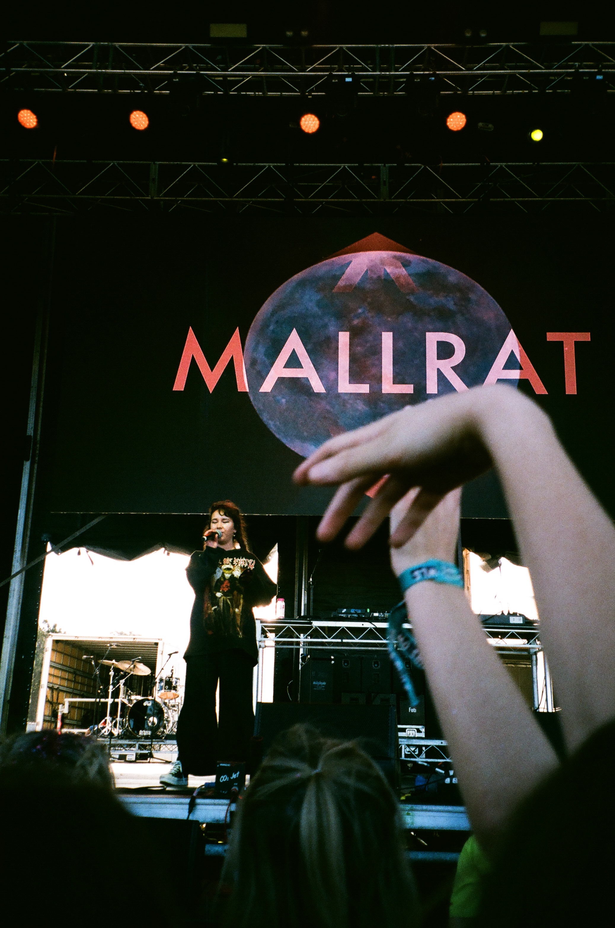 Mallrat was our first mosh of the festival. Straining forwards towards the barrier. The Malibu & OJ mix was starting to hit us, and Em belted every lyric like there was no tomorrow.