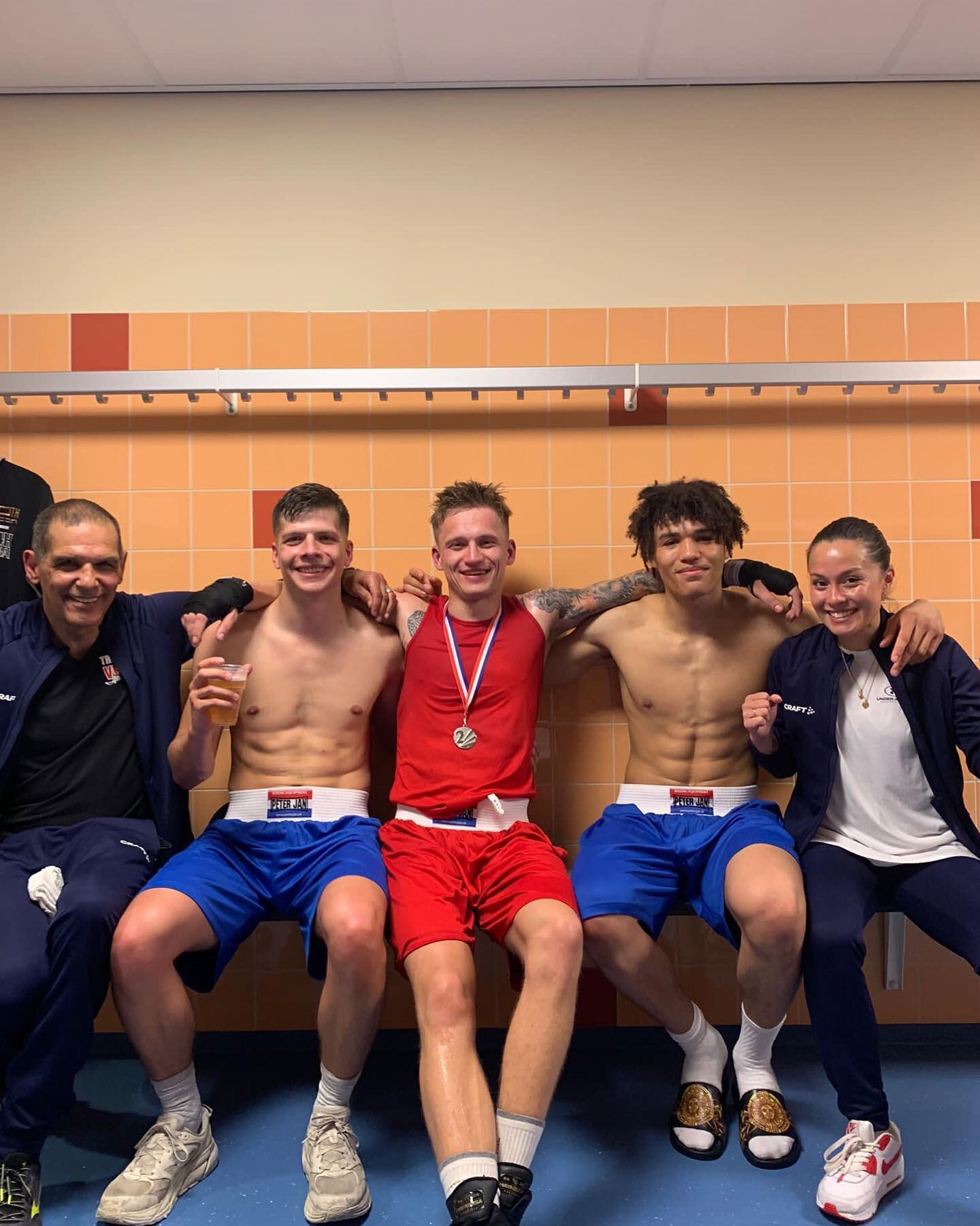🏆Looking back on a great night @evolutionofboxing #Proud of my boys @emils_pt @sandersmello @tayo_.f
Fighting their first amateur matches 🔥 on to the next!
@boogielandboxingclub @boks.team.vbsk.albert.cuyp
#amatureboxing #amateurboksen #coach