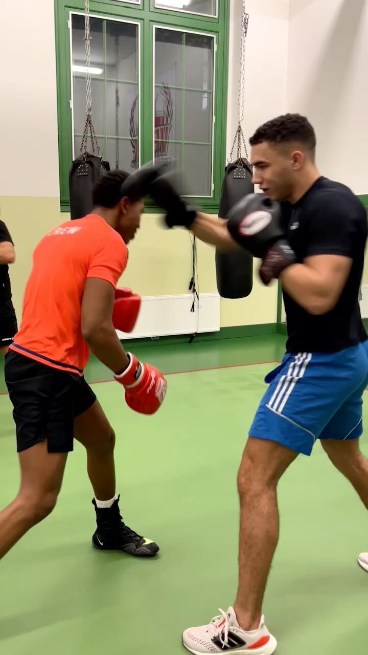 Working on counter reaction drills 🔥
•
•
•
•
•
•
#traininganddevelopment #neverstoptraining #instagramtraining #trainingtime #cardiotraining #niketraining #physicalpreparation #mentalpreparation #preparations #boxingfi