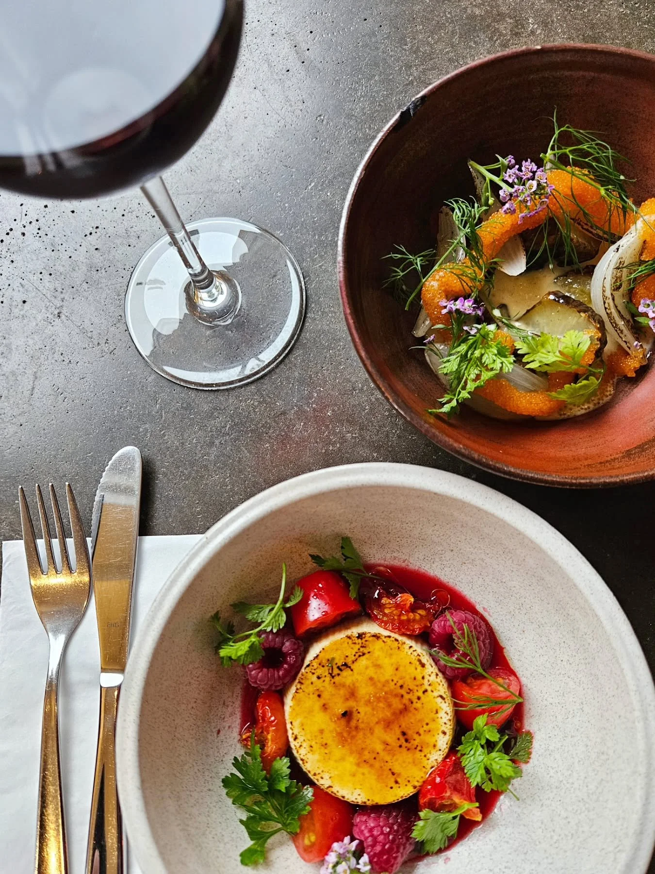 Our dinner is casual, delicious and oh so pretty! 🍴🍷 Tomatoes, goat cheese & rasberries + Jerusalem artichoke, vendace roe & cider sauce ➡️ YUMMY! 🫡👌🏼
This is your sign to book a table if you haven't tried it yet (link in bio). And if y