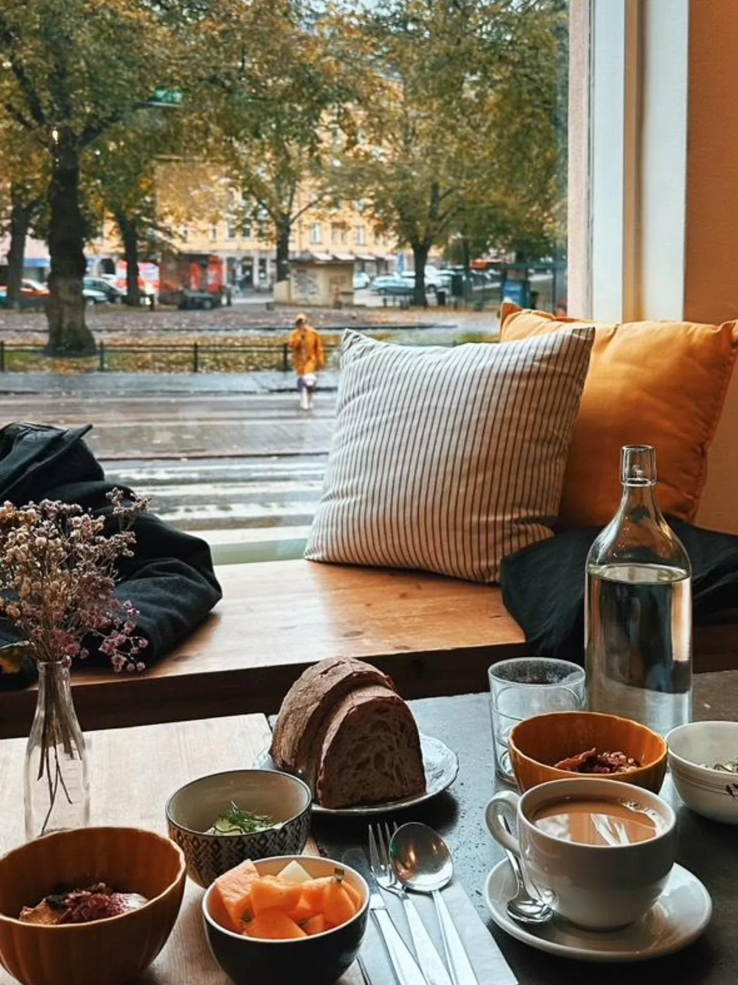 Endless love for brekkies and slow mornings.
🩷🧡💛
A delicious and heart-warming breakfast makes any day in any season better. Rain or sunshine, we're here for you every day of the week from 9am onwards.
🥑🍉🥬🍞🍳🧁☕️🍊
~
~
This cozy pic by @annika