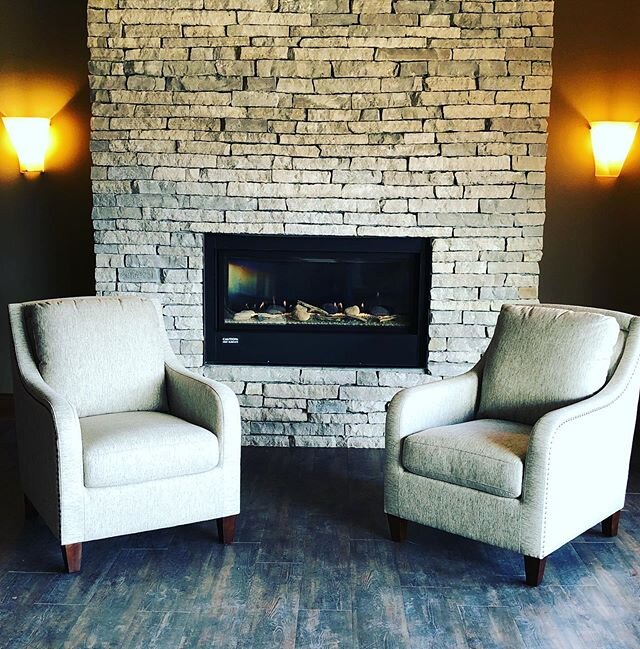 😍🤩 More furniture arriving this week! 
Can&rsquo;t you picture yourself here with a coffee and a great book next to the cozy fire? #comestaywithus #riverviewlodge &bull;
&bull;
&bull;
#riverviewlodge #grandopening #comingsoon #boutiquehotel #eventv