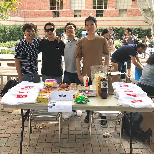 [9.26.2019] UCLA Anderson Club Fair
We welcomed first years with Japanese snacks!! Thanks for all who stopped by our table. Hope many of you will join JABA and experience Japanese culture through JABA&rsquo;s events.
*
フルタイムMBAの1年生向けのクラブフェアでした。今回は、日本