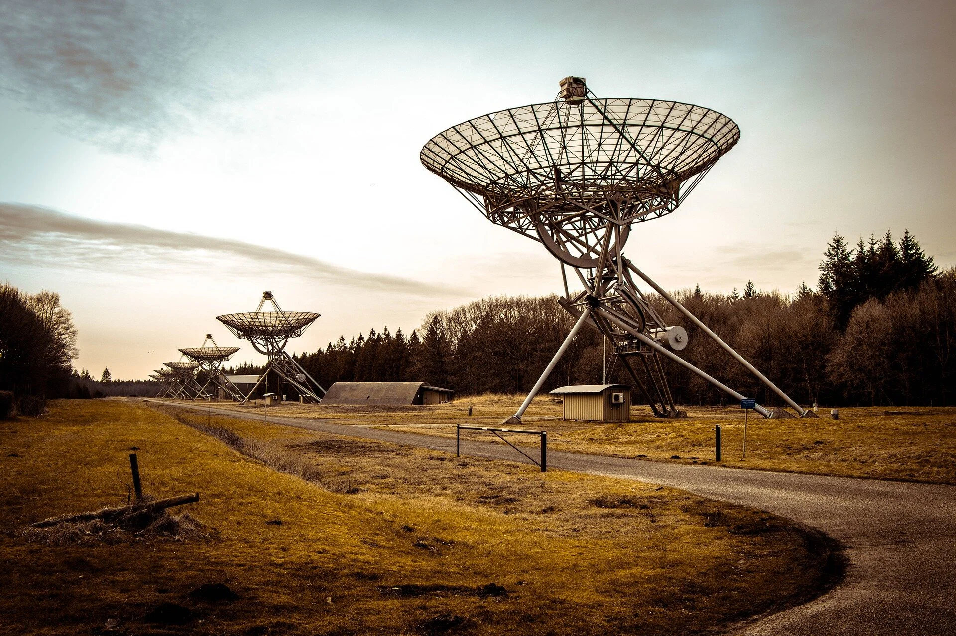radio-telescope-2152379_1920.jpg
