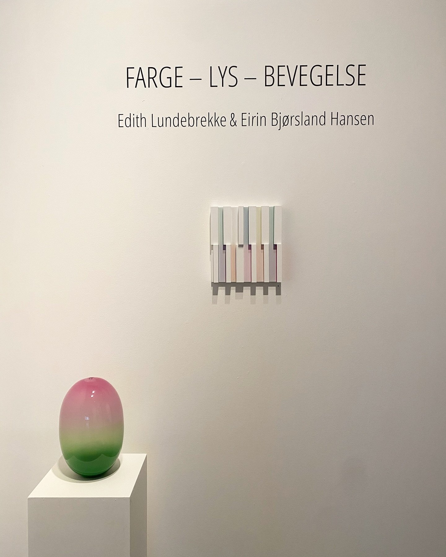 FARGE - LYS - BEVEGELSE

F&aring; med deg utstillingen v&aring;r @dropsfabrikken_galleri i Trondheim! ✨✨