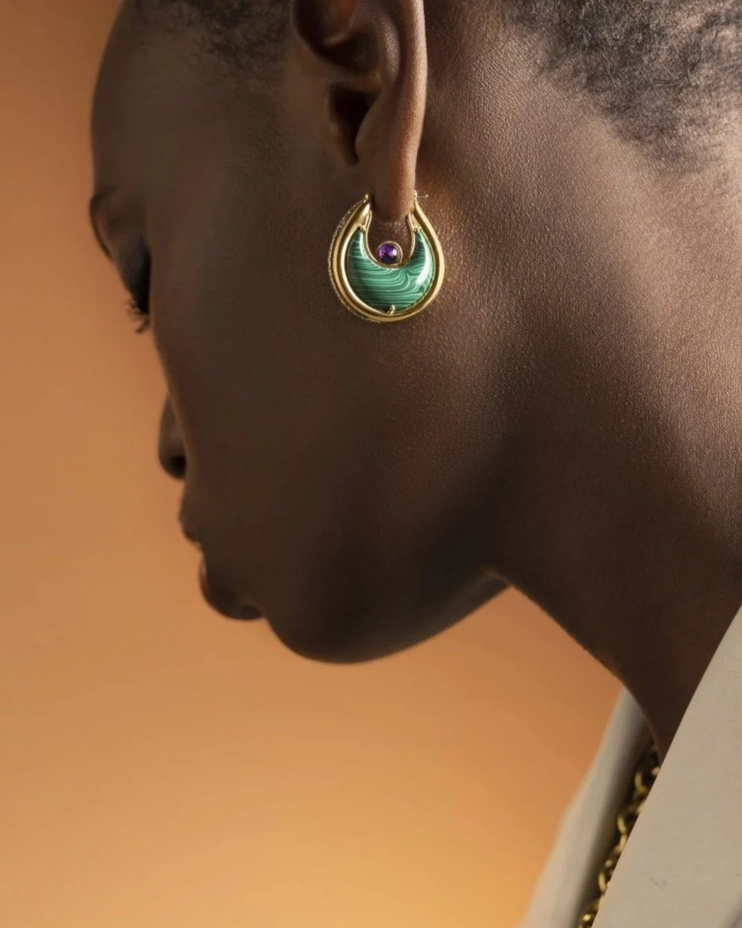 The Diana earrings are a piece that commands attention with their captivating blend of classic materials and a bold, contemporary silhouette. 

Perfect for both everyday wear and special occasions, they are designed to be a treasured part of your per